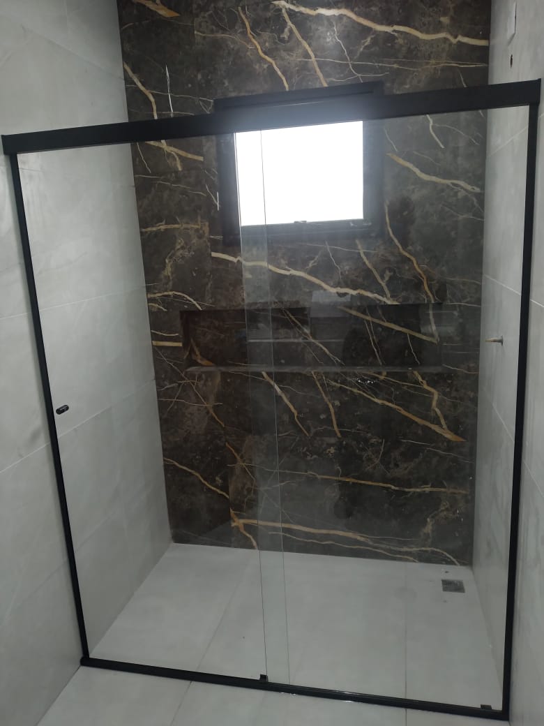 Box banheiro mármore perfil preto H.M.I