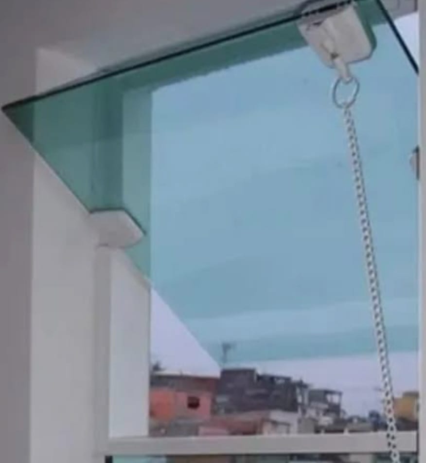 Janela maxim-ar com corrente